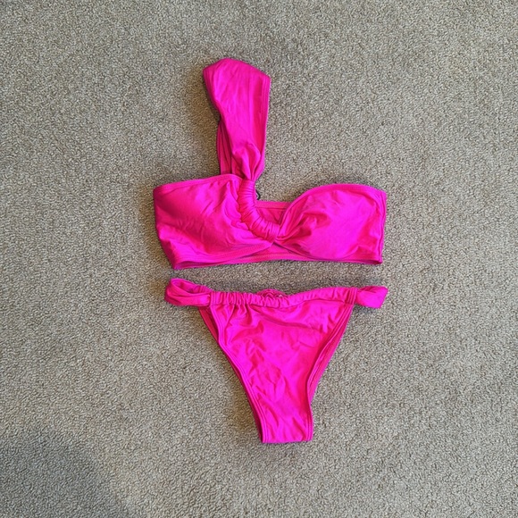 162 NWT ZAFUL One Shoulder Twisted Ruched High Cut Bandeau Bikini - Size: Medium - Picture 2 of 5